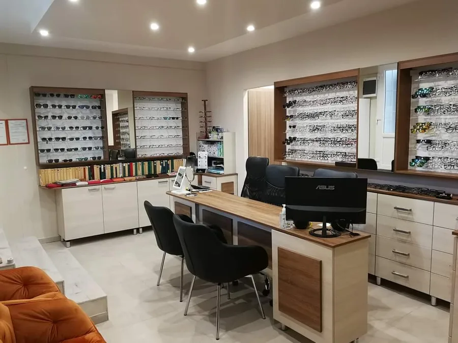 A Halm Optika világos üzletbelsője szemüvegkeretekkel
